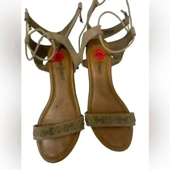 Women’s Minnetonka Wedge‎ Tan Suede Beaded Sandals, Worn Once, Size 6 - Picture 7 of 9